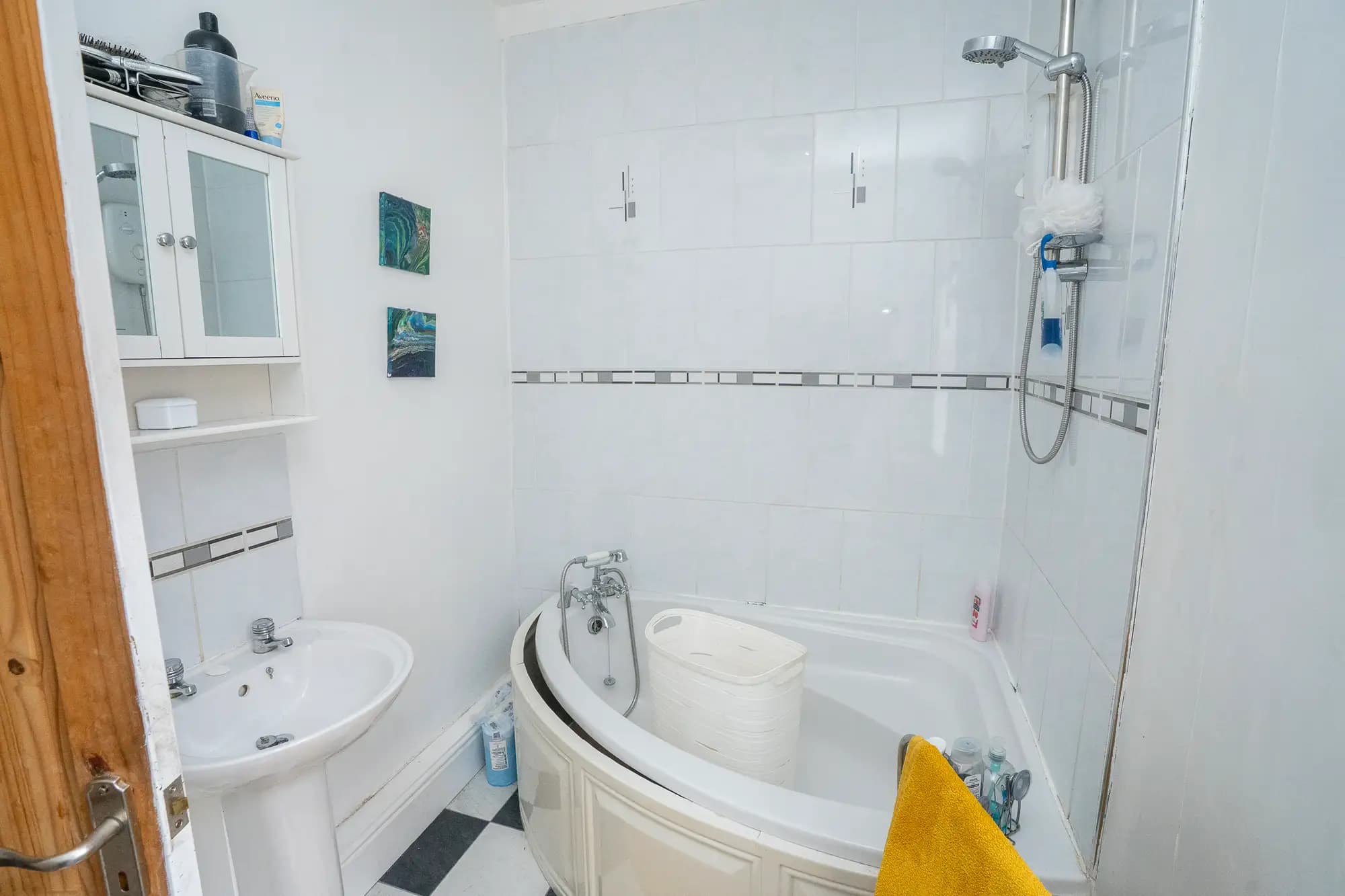 property photo 3 of 10