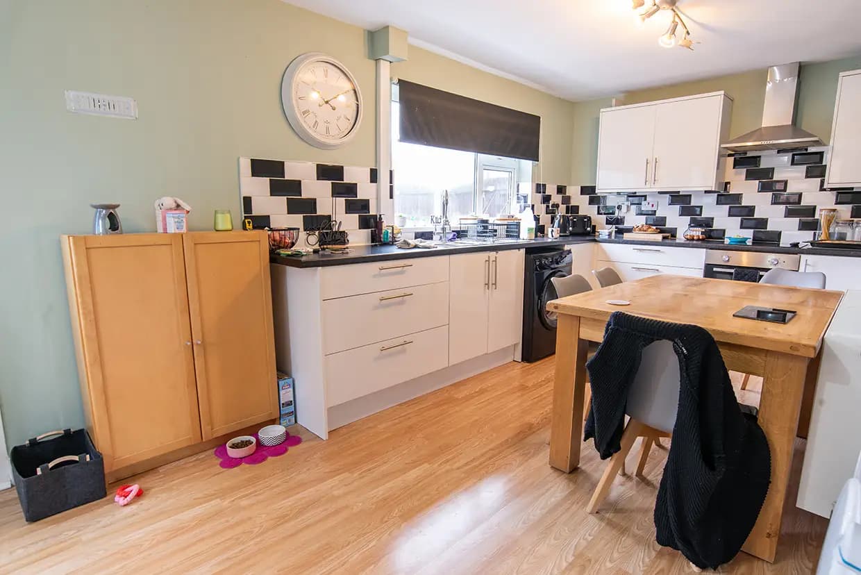 property photo 5 of 25