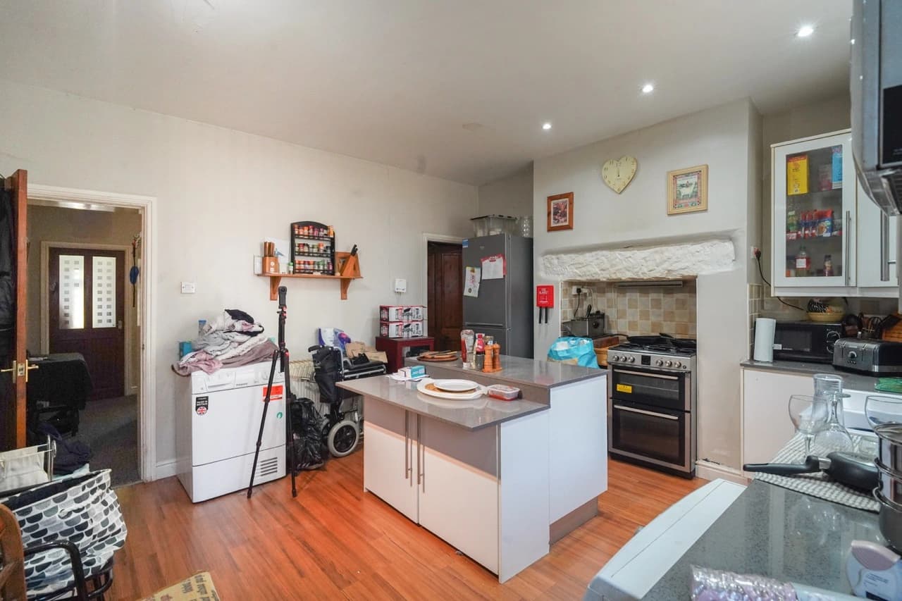 property photo 5 of 22