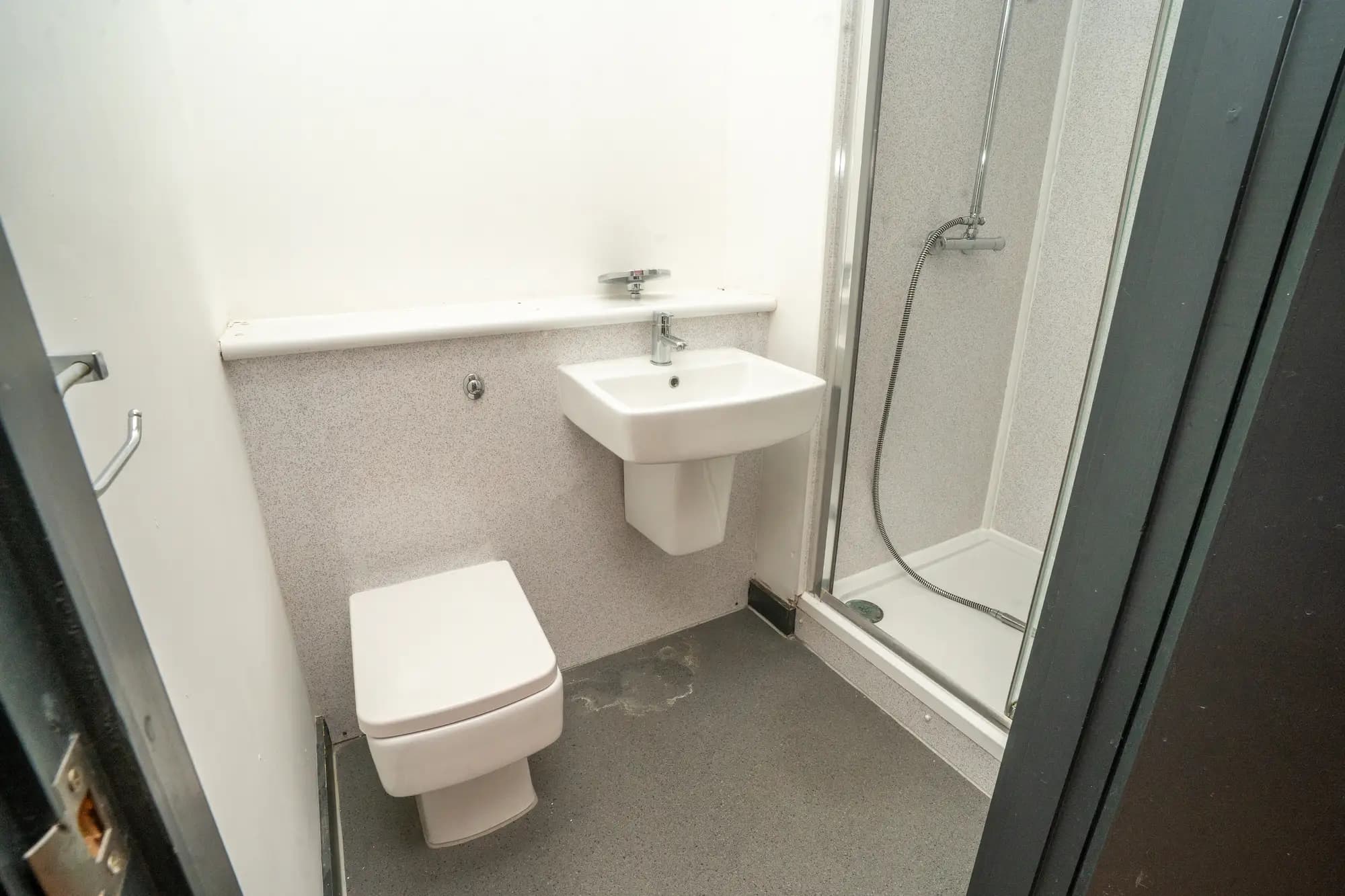 property photo 6 of 9