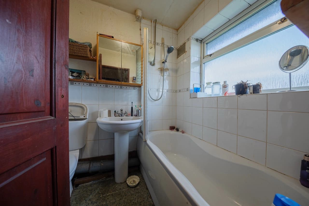 property photo 9 of 19