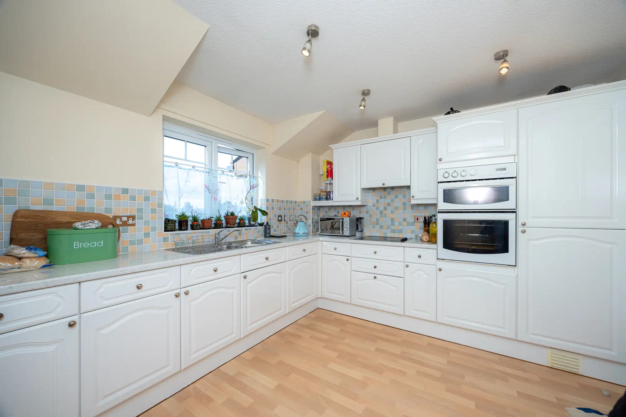 property photo 5 of 12